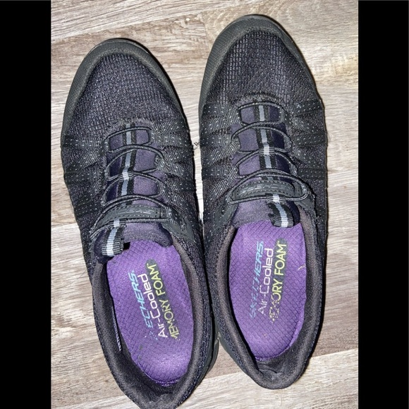 WOMEN'S Skechers size 7.5 black
(K) - Picture 2 of 7